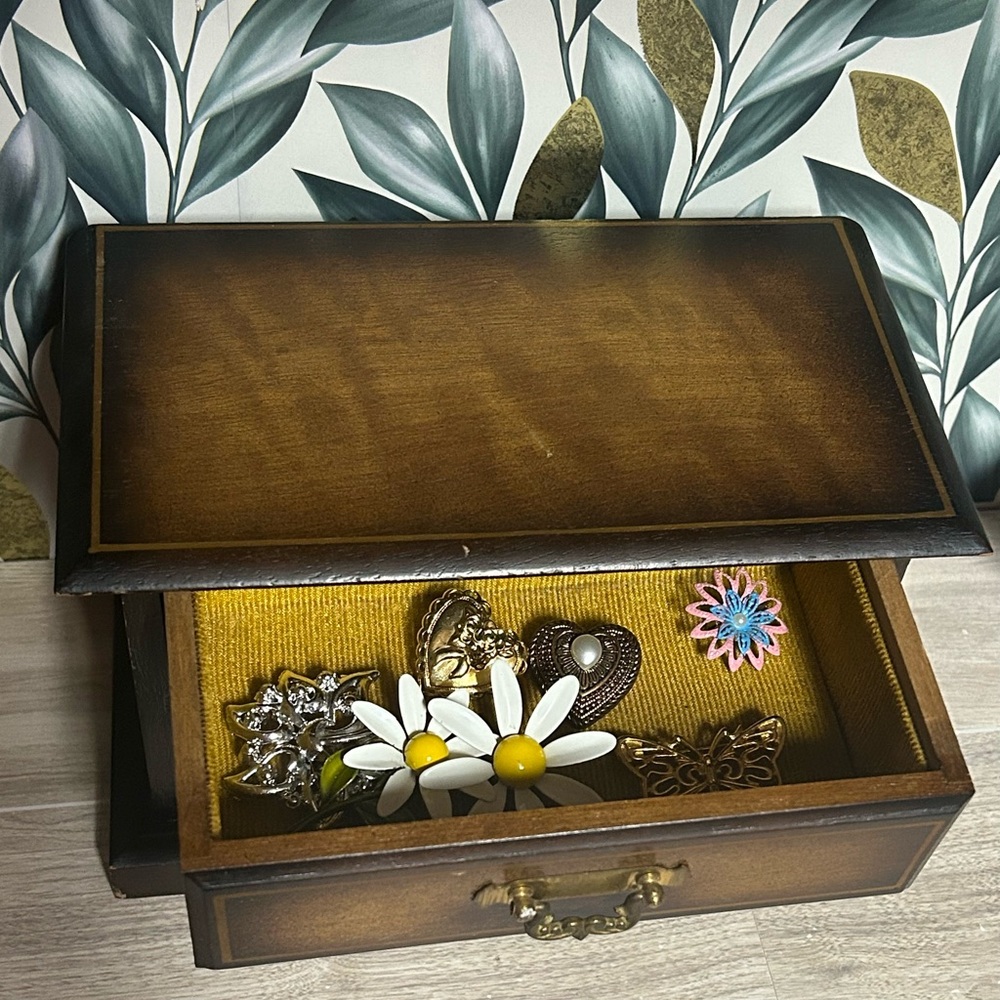 Vintage Wooden Musical Jewelry Box with Six Brooches - Picture 9 of 12